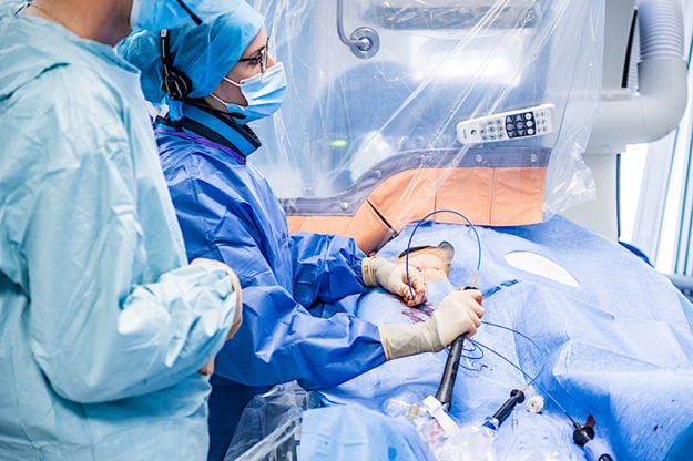 Rythmologue réalisant une ablation de fibrillation atriale en salle d’électrophysiologie à l’ICPS Massy / Paris sud